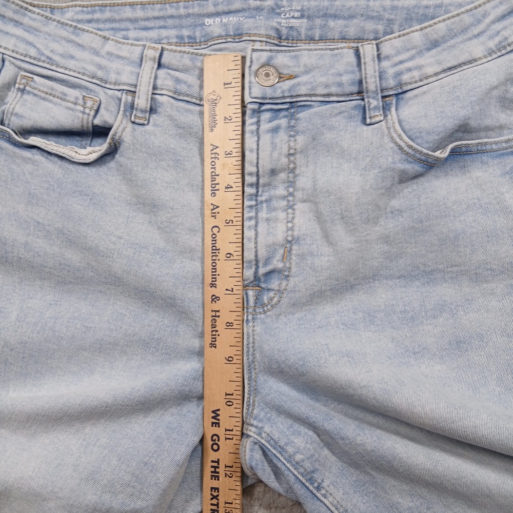 Old Navy High Rise Capri Jeans Light Wash Secret-Smooth Pockets Women's 12 EUC‎ - Picture 13 of 14